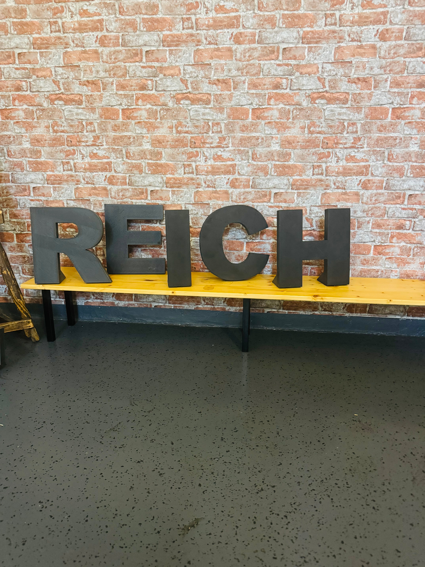 REICH Buchstaben - Geschäftskonto Vergleich für Selbstständige und Wohlstand